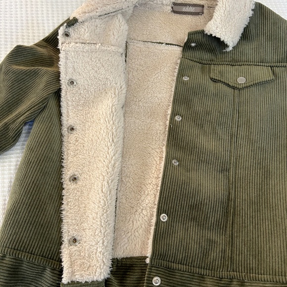 Olive green wide corduroy and faux fur interior - Picture 3 of 5